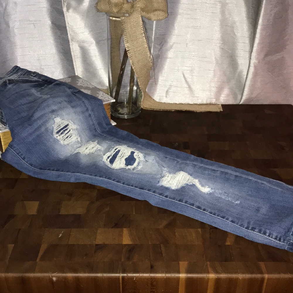 KanCan distressed skinny jeans size 29